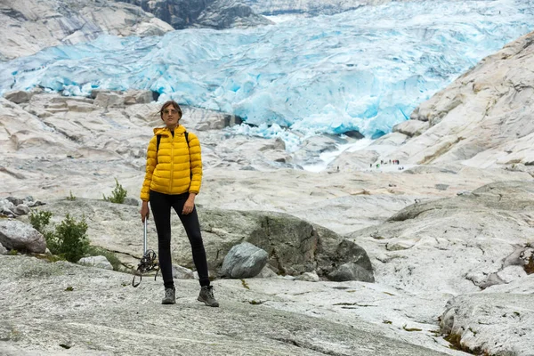 En kvinna poserar på Jostedal Glaciers klippformation. — Stockfoto