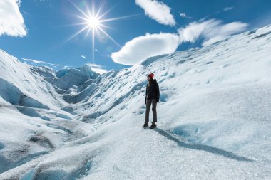 Perito Moreno Buzulu 'nun buz oluşumunda bir kadın.