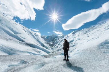 Perito Moreno Buzulu 'nun buz oluşumunda bir adam.