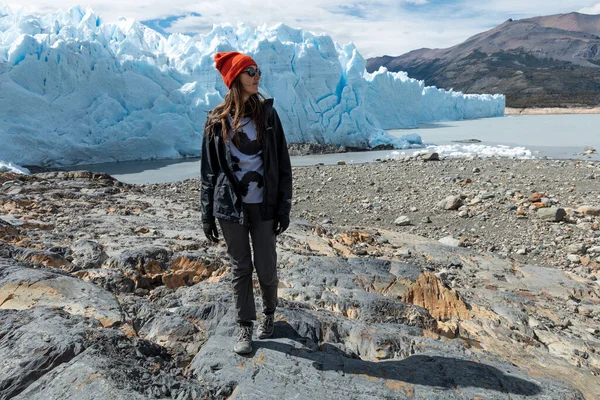 Egy nő pózol Perito Moreno Glacier előtt. — Stock Fotó