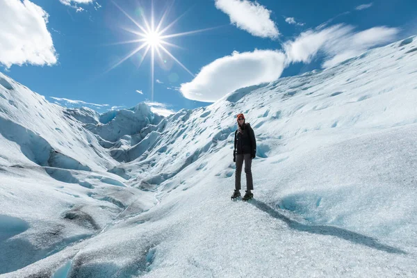 Eine Frau auf der Eisformation des Perito Moreno Gletschers — Stockfoto