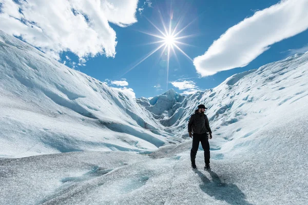 Un uomo sulla formazione di ghiaccio del ghiacciaio Perito Moreno — Foto Stock