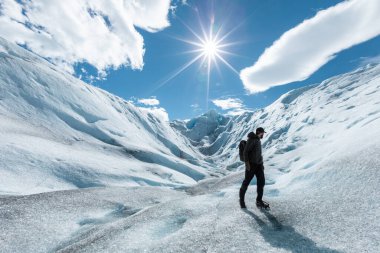 Perito Moreno Buzulu 'nun buz oluşumunda bir adam.