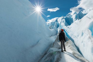 Perito Moreno Buzulu 'nda bir kadın.