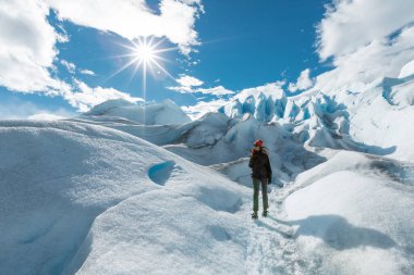 Perito Moreno Buzulu 'nda bir kadın. 