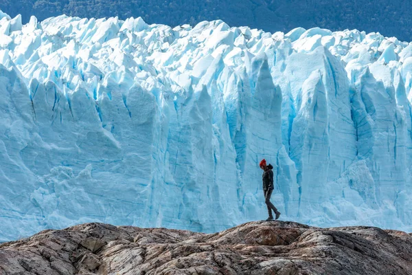 Egy nő a sziklán, Perito Moreno gleccser. — Stock Fotó