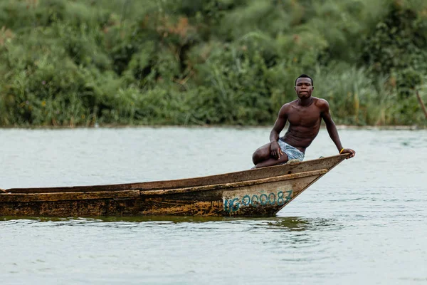 A local man sitting on the edge of his canoe. Queen Elizabeth National Park, Uganda — Stock Photo, Image