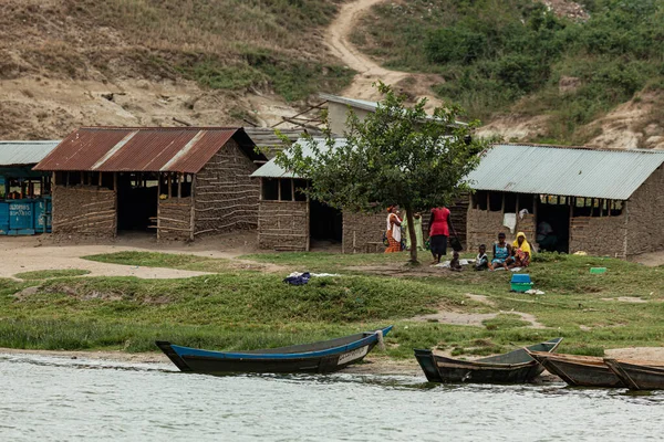 Local women with their kids on the shore of Kazinga Channel, Uganda — Stock Photo, Image