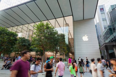 SINGAPORE - 28 Mayıs 2017: 28 Mayıs 2017 'de Singapur' daki Apple Store 'un dışındaki insanlar