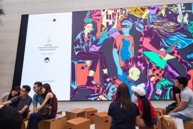 SINGAPORE - 28 Mayıs 2017: 28 Mayıs 2017 'de Orchard Road' daki yeni Apple Store 'da reklam