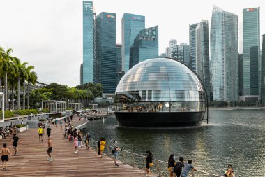 SINGAPORE - 20 Eylül 2020: Apple Marina Bay Sands, 20 Eylül 2020 tarihinde Singapur 'da su üzerinde doğrudan oturan ilk Apple mağazası.