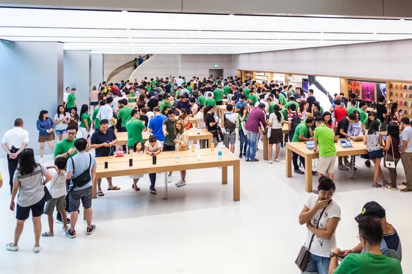 SINGAPORE - 28 Μαΐου 2017: Εγκαίνια του πρώτου Apple Store στη Σιγκαπούρη στην οδό Orchard στις 28 Μαΐου 2017 — Φωτογραφία Αρχείου