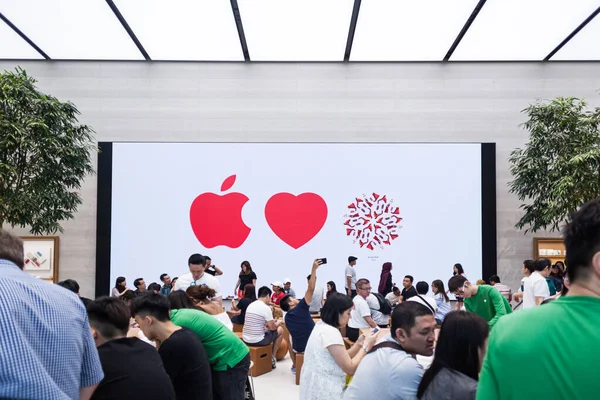 SINGAPORE - 28. května 2017: Lidé zaměstnaní svými hračkami v novém Apple Store v Singapuru na Orchard Road 28. května 2017 — Stock fotografie