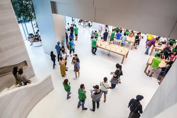 SINGAPUR - 28. května 2017: Interiér prvního obchodu Apple Store v Singapuru na Orchard Road 28. května 2017 — Stock fotografie