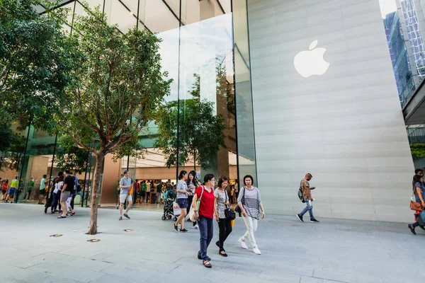 SINGAPORE - 28 Mayıs 2017: 28 Mayıs 2017 'de Singapur' daki Apple Store 'un dışı Orchard Road' da — Stok fotoğraf