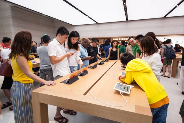 SINGAPORE - 28 Mayıs 2017: İnsanlar 28 Mayıs 2017 tarihinde Orchard Road 'daki yeni Apple Store' daki son ipadyumları kontrol ettiler — Stok fotoğraf