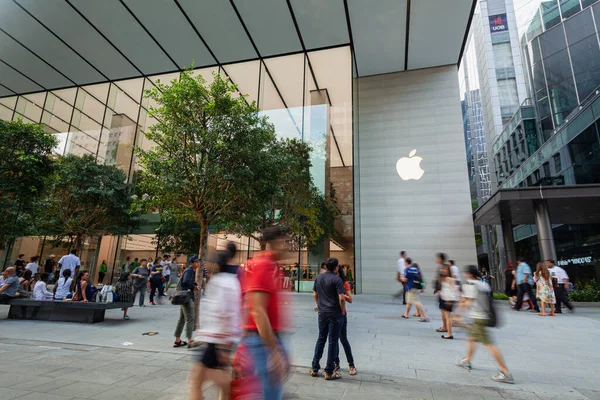 SINGAPORE - 28 Mayıs 2017: 28 Mayıs 2017 'de Orchard Road' daki yeni Apple Store 'dan insanlar geçiyor — Stok fotoğraf