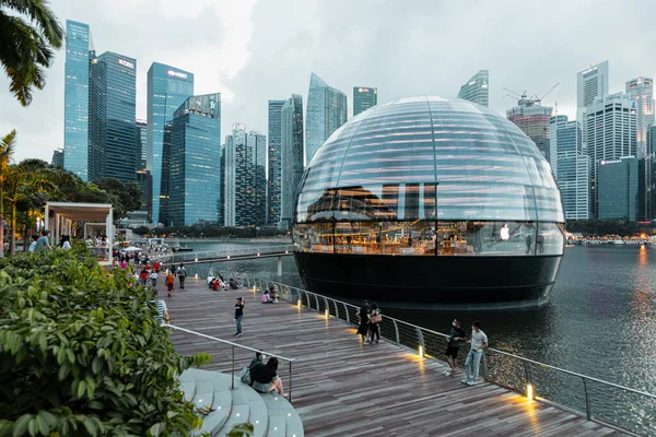 SINGAPORE - 20 Eylül 2020: Marina Bay Sands 'deki Apple Store 20 Eylül 2020' de Singapur 'da