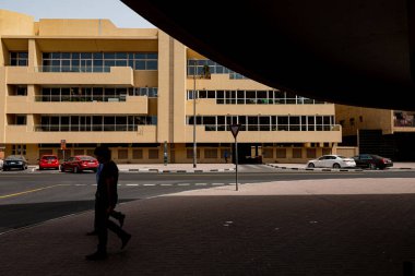 DUBAI, BAE - 5 Eylül 2018: İnsanlar 5 Eylül 2018 'de Dubai, BAE' de Deira 'nın yerleşim bölgesinde sokakta yürürler 