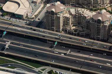 Dubai, BAE 'deki çok katmanlı otoyollarda trafik vardı.