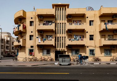 DUBAI, BAE - 5 Eylül 2018: Erkekler, 5 Eylül 2018 'de Dubai, BAE' de Deira 'daki eski bir yerleşim yerinin önünde sohbet ediyorlar.