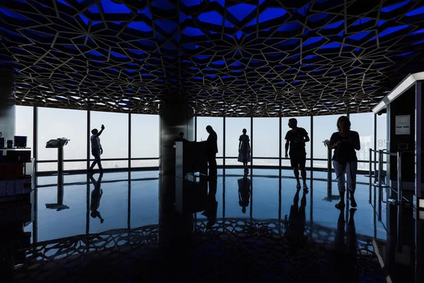 DUBAI, BAE - 5 Eylül 2018: 5 Eylül 2018 'de Dubai, BAE' deki Burj Halife gözlem güvertesinde insanlar — Stok fotoğraf