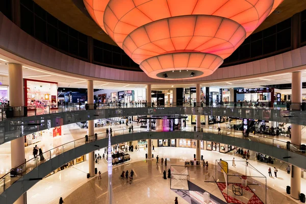 DUBAI, Emirati Arabi Uniti - 5 settembre 2018: La gente vaga per il Dubai Mall Grand Atrium il 5 settembre 2018 a Dubai, Emirati Arabi Uniti — Foto Stock