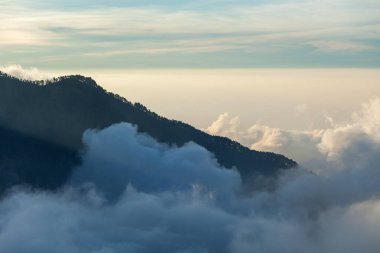 Dağlar bulutlarla çevrili. Rinjani Dağı 'na Trek, Lombok, Endonezya