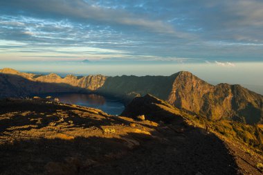 Volkanik krater Segara Anak Rinjani, Lombok, Endonezya zirvesinde