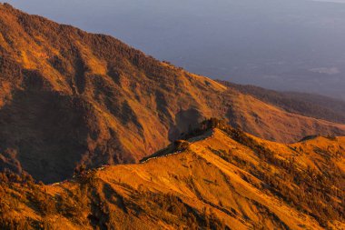 Endonezya, Lombok 'taki Rinjani Dağı zirvesinde uzun bir sıra çadır.