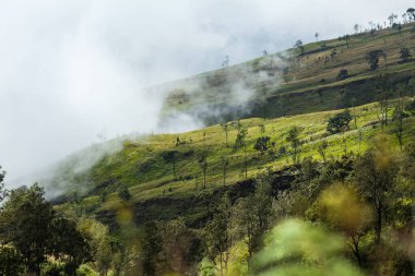 Bulutlar dağlara değiyor. Rinjani Dağı 'na Trek, Lombok, Endonezya