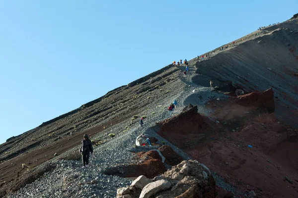 MOUNT RINJANI ULUSAL PARK - INDONEZYA - 23 Temmuz 2016: Endonezya 'nın Lombok şehrinde 23 Temmuz 2016 tarihinde Rinjani Dağı sırtında yürüyüşçülerin hareketi