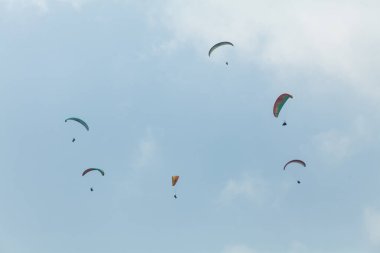 Altı paraşüt renginde paraşüt, Pokhara, Nepal