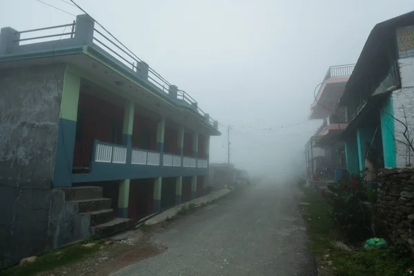 Calle nebulosa vacía por la mañana, Pokhara, Nepal —  Fotos de Stock
