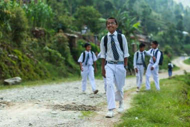 POKHARA, NEPAL - 31 Mayıs 2016: Okul çocukları 31 Mayıs 2016 'da Pokhara, Nepal' de okuldan eve yürüdü