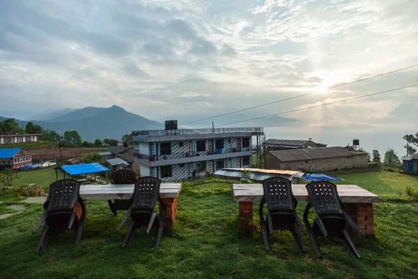 NEPAL - 31 de maio de 2016: Área de jantar ao ar livre ao lado da casa de hóspedes. Trek to Machapuchare, Nepal maio 31, 2016 in Nepal — Fotografia de Stock