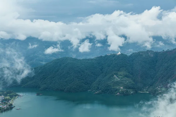 尼泊尔Pokhara Phewa湖上空漂浮的云彩 — 图库照片