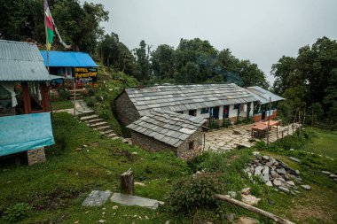 NEPAL - 31 Mayıs 2016: 31 Mayıs 'ta Machapuchare, Nepal' e yürüyüş rotasında restoranı olan bir konuk evi. 2016