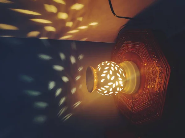 Seramik Lamba Delikleri Benekli Işık Desenleri Duvarda Gölgeler Bırakıyor Güzel — Stok fotoğraf