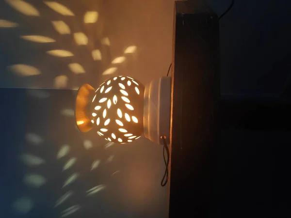 Den Keramiska Lampan Med Hål Gjutning Fläckig Ljus Mönster Och — Stockfoto