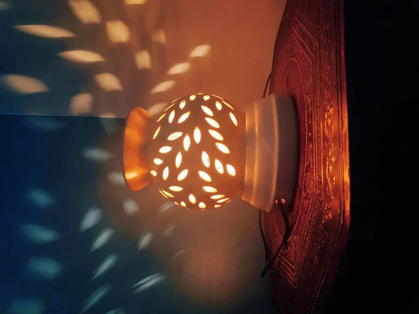 Lampe Céramique Avec Des Trous Coulant Motif Lumière Spotty Ombre — Photo