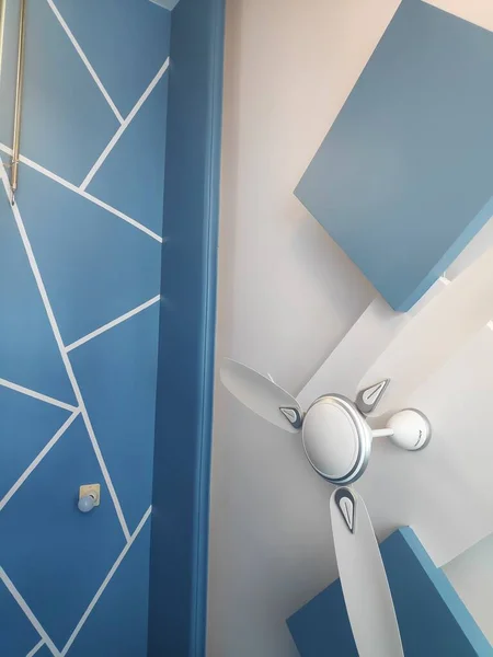 カラーで装飾的なポップ天井 ベッドルーム天井デザイン — ストック写真