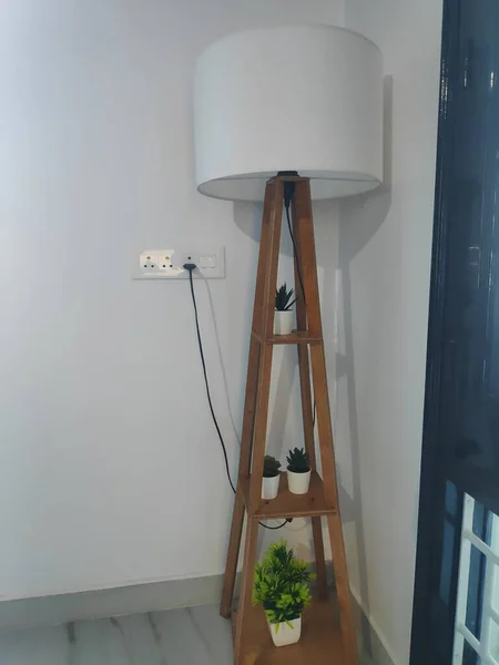 Bílá Podlahová Lampa Stínítkem Lampy Pro Osvětlení Místnosti Interiérové Osvětlení — Stock fotografie