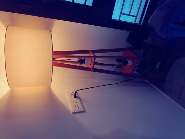部屋を照明するためのランプシェード付きホワイトフロアランプ インテリア照明と家の装飾デザインオブジェクト — ストック写真