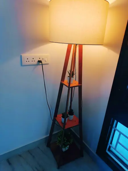 部屋を照明するためのランプシェード付きホワイトフロアランプ インテリア照明と家の装飾デザインオブジェクト — ストック写真