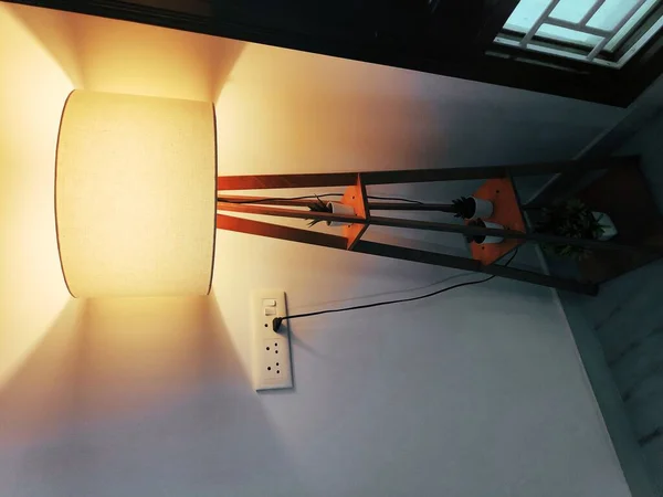 Witte Vloerlamp Met Lampenkap Voor Verlichting Van Kamer Interieur Verlichting — Stockfoto