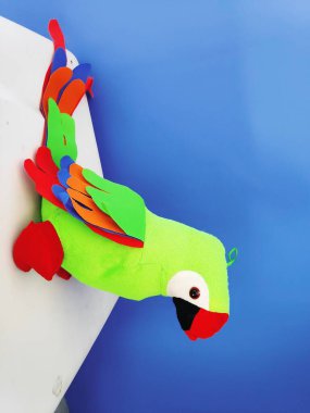 Yumuşak malzemeden yeşil bir papağan.