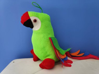 Yumuşak malzemeden yeşil bir papağan.