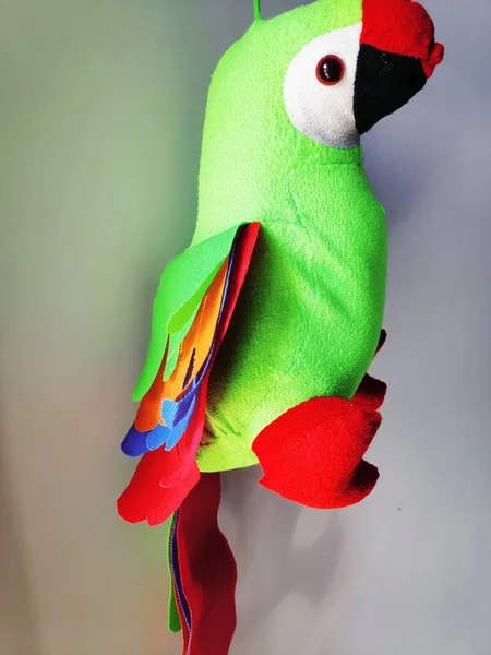 Зеленый Игрушечный Попугай Мягкого Материала — стоковое фото