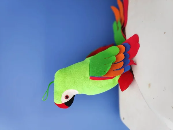 Зеленый Игрушечный Попугай Мягкого Материала — стоковое фото